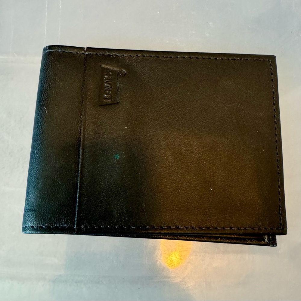 Vintage Levi’s Black Leather Wallet – Style 4609, Red Tab Logo. 1980s/90s. Used